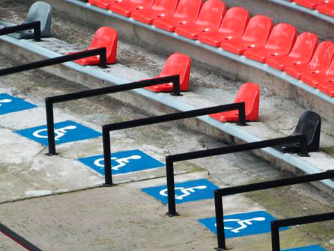 Prestar atención a la comunicación (interior y exterior), a la iluminación y al mobiliario. Realizar las reservas de espacio (dentro y fuera), y puesto (presidencia, mesas, banquete, etc.) para garantizar una adecuada movilidad y participación de las personas con discapacidad