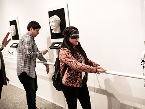 Informar a las personas ciegas de las distancias, los elementos que se van a encontrar, etc., y apoyarse en elementos como colocación de etiquetas, rótulos, maquetas… en braille, macrotipos y/o altorelieves para asegurar un correcto entendimiento y mejor desempeño del evento