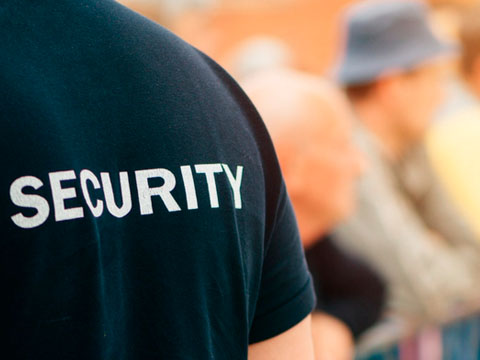 Detallar y tomar las medidas especiales de seguridad, atendiendo las distintas discapacidades en función de potenciales situaciones que se pudieran sobrevenir. Cuidar que la instalación de cableados, elementos técnicos y otros, no puedan ocasionar ningún incidente